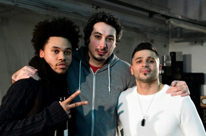 Les acteurs Nyamandi Mushayavanhu, Daniel Mandolini et Tamer Arslan à l'issue de la première de la pièce "Peng-Peng Boateng" qui retrace la vie des trois frères Boateng, le 18 décembre 2016 à Berlin