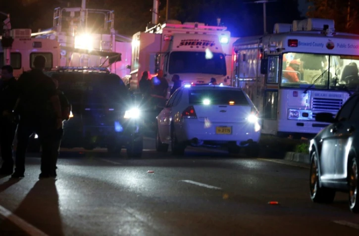 Des secours bloquent l'accès à Marjory Stoneman Douglas High School à Parkland, à 80 kms de Miami, en Floride, où a eu lieu une fusillade le 14 février 2018