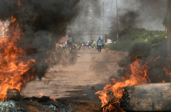 Des pneus en feu à Tampouy, dans la banlieue de Ouagadougou, lors d'une manifestation contre le projet de sortie de crise au Burkina Faso présenté par la médiation ouest-africaine, le 21 septembre 2015