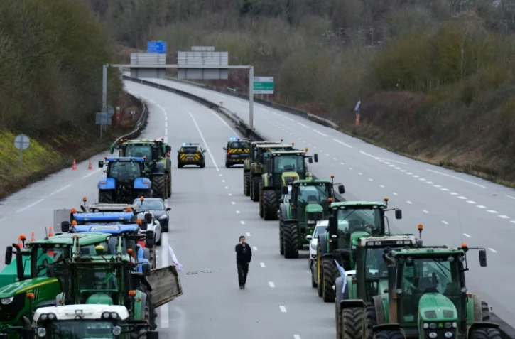 Des agriculteurs manifestent sur l'A16, Ă Amblainville, dans l'Oise, le 26 janvier 2024