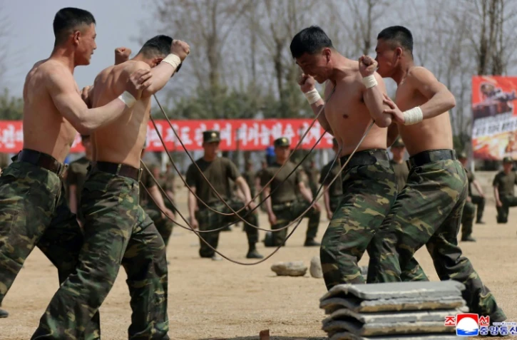 Photo diffusée par l'agence nord-coréenne KCNA, le 5 avril 2025, de soldats nord-coréens à l'entraînement dans un lieu indéterminé, le 4 avril 2025