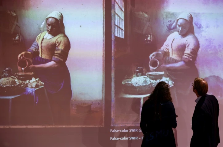 Le tableau "La Laitière" du maître néerlandais du XVIIe siècle Johannes Vermeer projeté sur écran au Rijksmuseum d'Amsterdam le 8 septembre 2022