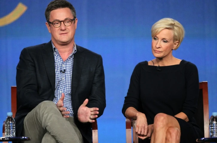 Les journalistes Joe Scarborough (G) et Mika Brzezinski à Pasadena (Californie), le 6 janvier 2012