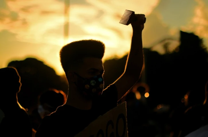 Un manifestant d'un rassemblement anti-racisme à Rio de Janeiro le 7 juin 2020, porte un masque de protection contre le nouveau coronavirus