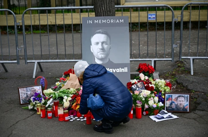 Hommage à l'opposant russe mort en détention Alexei Navalny devant l'ambassade de Russie, à Bucarest, le 18 février 2024