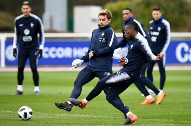 L'attaquant Antoine Griezmann à la lutte avec le milieu de terrain Blaise Matuidi lors d'un entraînement de l'équipe de France à Clairefontaine, le 25 mars 2018