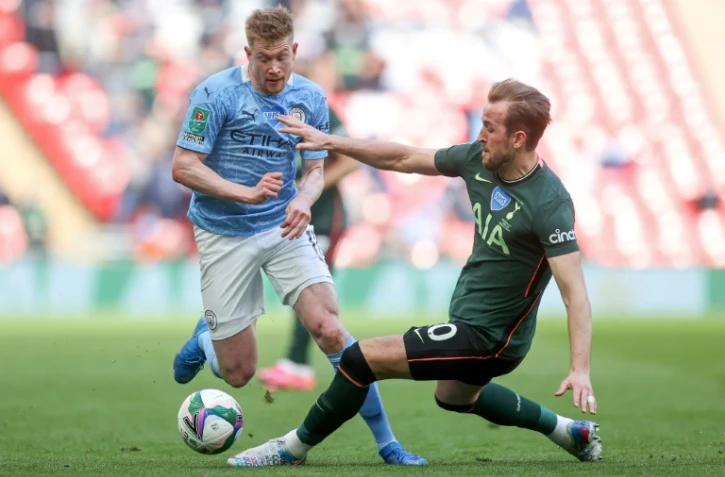 Le milieu de terrain belge de Manchester City, Kevin De Bruyne, est taclé par l'attaquant de Tottenham, Harry Kane, lors de la finale de la Coupe d'Angleterre, le 25 avril 2021 au Stade de Wembley à Londres
