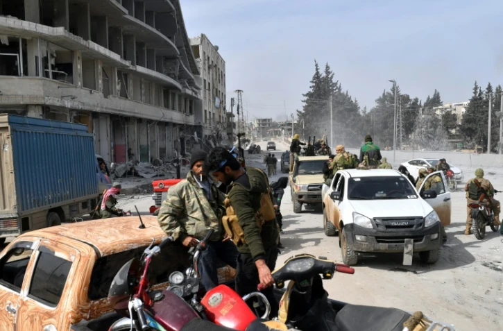 Des supplétifs syriens des forces turques se rassemblent dans la ville d'Afrine, dans le nord-ouest de la Syrie, le 18 mars 2018