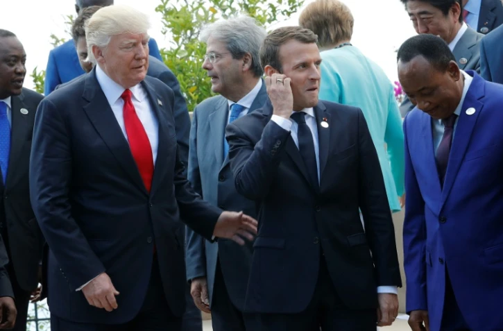 Le président américain Donald Trump aux côtés de son homologue français Emmanuel Macron (c), le 27 mai 2017 lors du G7 à Taormina, en Sicile