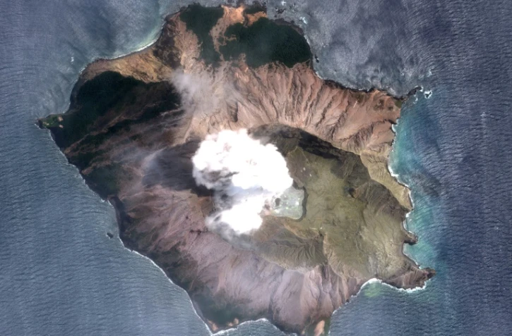 Les autorités estiment pouvoir retrouver les corps des victimes de l'éruption du volcan sur White Island.
