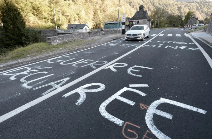 "La guerre est déclarée" peut-on lire sur les routes de Sarrance dans la vallée de l'Aspe, avant l'introduction d'une ourse dans les Pyrénées-Atlantique le 3 octobre 2018