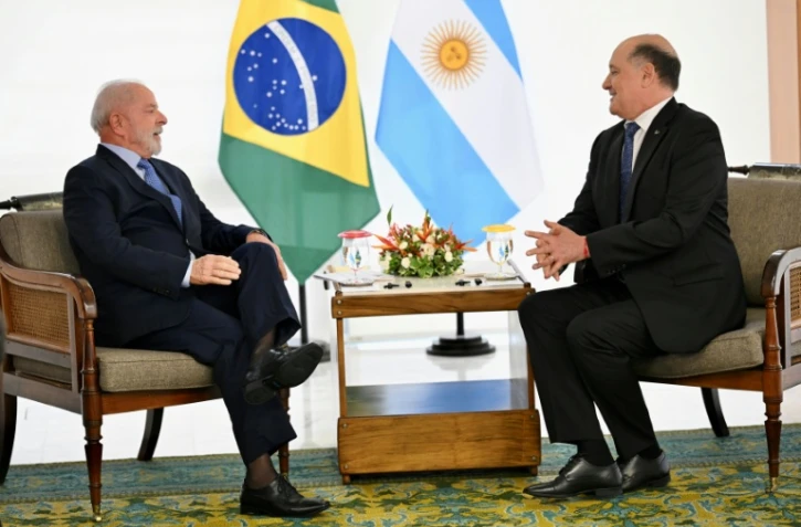 Le président brésilien Luiz Inácio Lula da Silva (g.) s'entretient avec le nouvel ambassadeur argentin au Brésil, Guillermo Daniel Raimondi, lors d'une rencontre au palais du Planalto à Brasilia, le 14 novembre 2024