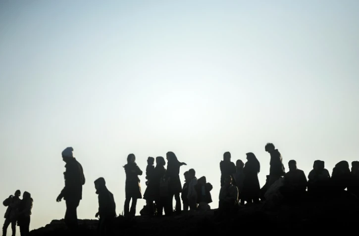 Des migrants et réfugiés se préparent à se rendre sur l'île grecque de Chios, le 5 novembre 2015, 