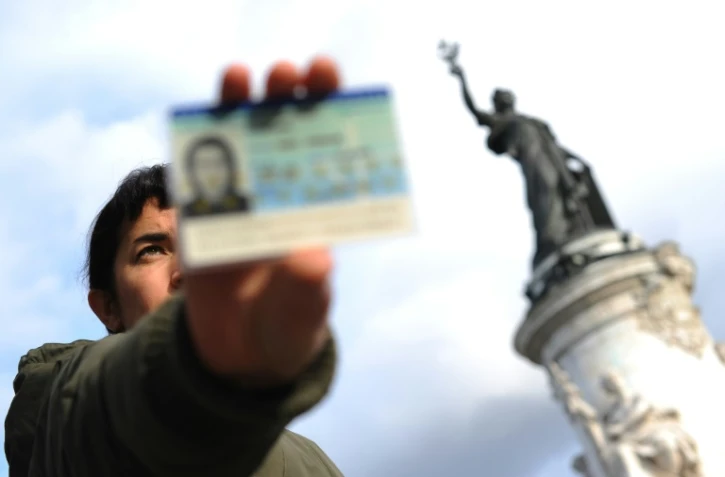 Un Français avec sa carte d'identité le 4 novembre 2009 place de la République à Paris