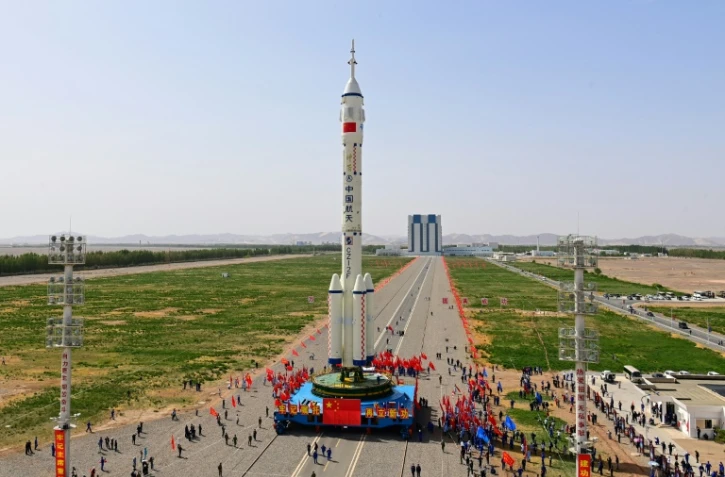 Une fusée embarquant le vaisseau spatial Shenzhou-16 est transportée vers la zone de lancement au Centre de lancement de satellites de Jiuquan, en Chine, le 22 mai 2023
