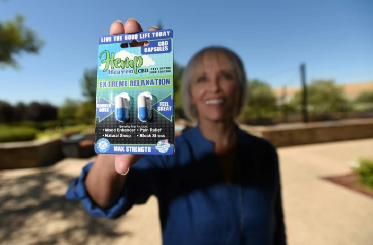 MaryLou Molinaro, co-fondatrice d'un club de cannabis en Californie, exhibe un médicament à base de marijuana, le 21 juin 2018