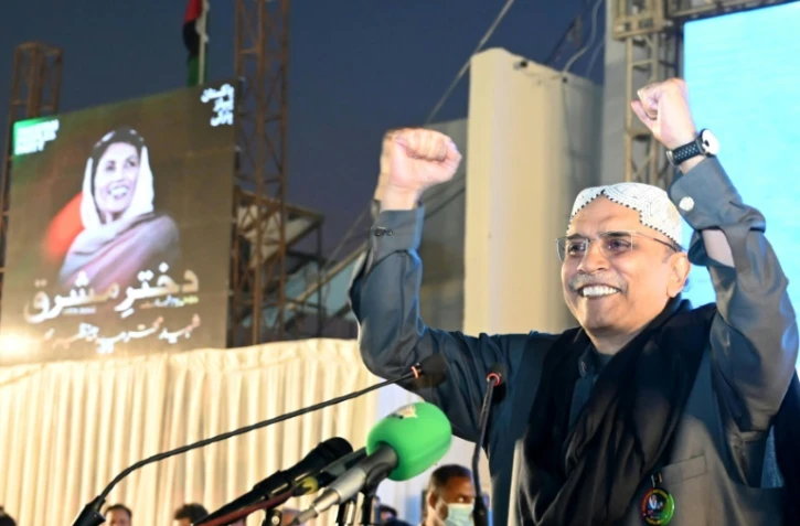 L'ancien président Asif Ali Zardari, époux de la défunte Benazir Bhutto, salue ses partisans lors d'un meeting de campagne, le 27 décembre 2023 à Garhi, au Pakistan