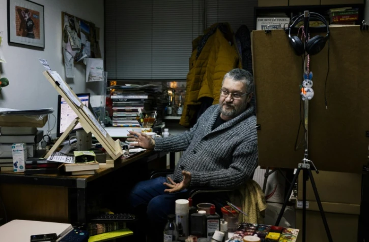 Le caricaturiste bulgare Hristo Komarnitski dans son bureau à Sofia, le 6 décembre 2017