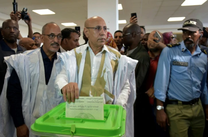 Le candidat du pouvoir à la présidentielle en Mauritanie,  Mohamed Ould Ghazouani, dépose son bulletin dans l'urne, le 22 juin 2019 à Nouakchott