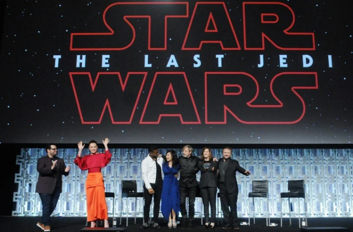 Josh Gad, Daisy Ridley, Kelly Marie Tran, Mark Hamill, Katheen Kennedy et Rian Johnson lors de la d'une table-ronde Ă Orlando, en Floride pendant la convention "Star Wars Celebration", le 14 avril 2017