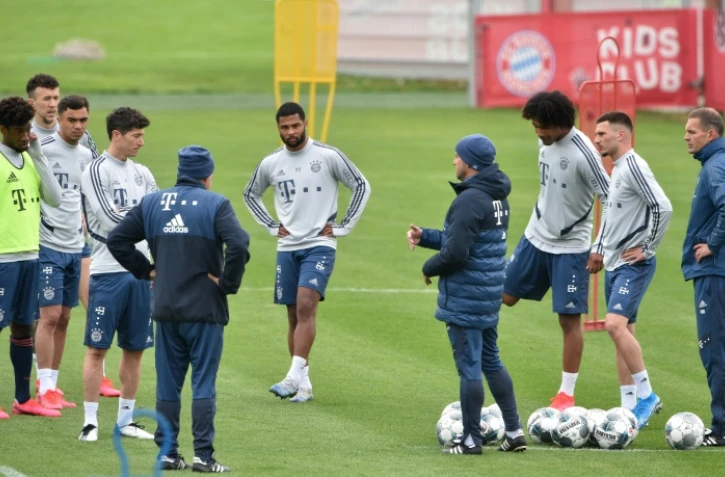 Le coach Hansi Flick, au centre de la photo, s'adresse à ses joueurs du Bayern Munich lors d'une session d'entraînement le 5 mai 2020, à Munich.