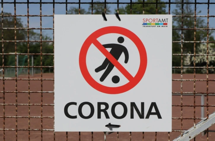 Accroché sur la grille d'un terrain de football à Francfort-sur-le-Main, cet écriteau indique qu'il est interdit de jouer au foot, afin d'éviter la contagion, le 27 avril 2020