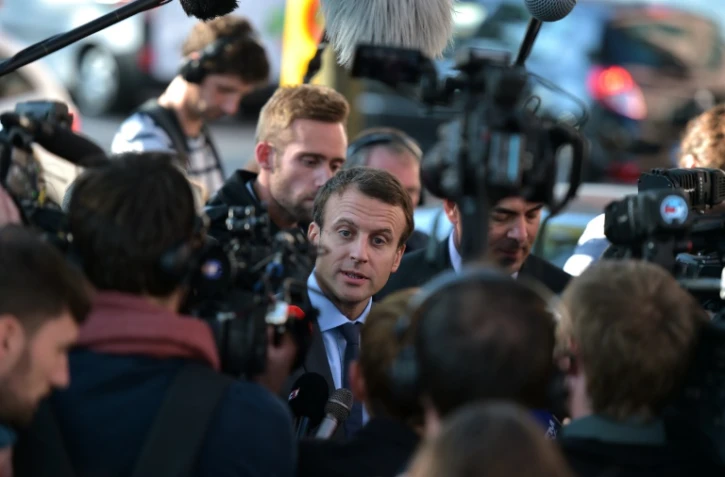 L'ex-ministre de l'Economie Emmanuel Macron (c), le 4 octobre 2016 à Strasbourg