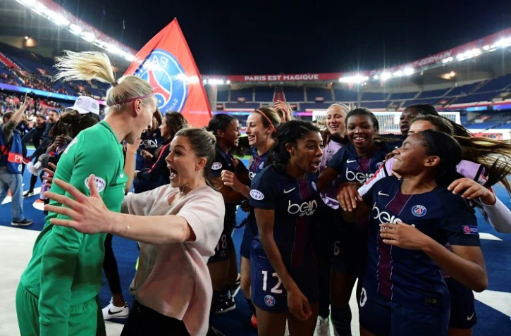 Les joueuses du PSG se congratulent après leur victoire contre le Bayern Munich et leur qualification pour les demi-finales de la Ligue des champions, le 29 mars 2017 au Parc des Princes 