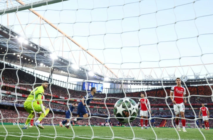 Le gardien d'Arsenal David Raya regarde le ballon dans son but après l'ouverture du score par Ousmane Dembélé en demi-finale aller de Ligue des champions, le 29 avril 2025 à Londres 