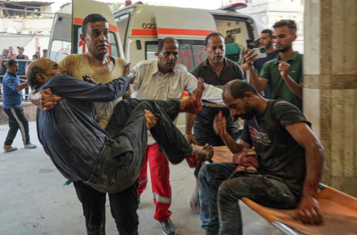 Des Palestiniens blessés sont transportés à l'hôpital Nasser de  Khan Younès, dans le sud de la bande de Gaza, le 9 juillet 2024, après une frappe meurtrière sur une école proche