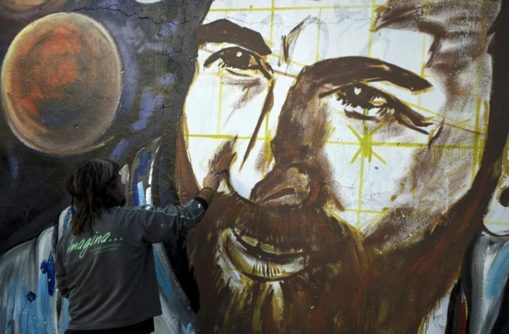 L'artiste Lisandro Urteaga peint un portrait du footballeur Lionel Messi le 29 juin 2017 Ă Rosario, en Argentine, oĂč Lionel Messi doit Ă©pouser le 30 juin 2017 Antonella Roccuzzo