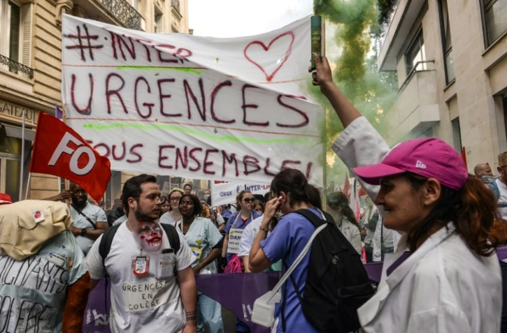 Des membres du collectif Inter-Urgences manifestent à Paris, le 6 juin 2019
