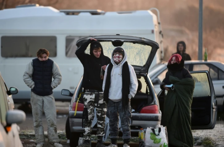 Des participants à la rave party sauvage de Lieuron s'apprêtent à quitter les lieux, le 2 janvier 2021