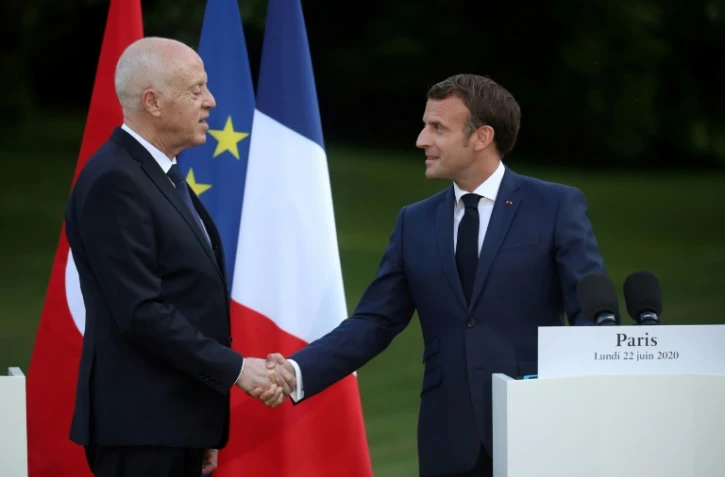 Emmanuel Macron et le président tunisien Kais Saied lors d'une conférence de presse conjointe après leur réunion à l'Elysée, à Paris, le 22 juin 2020