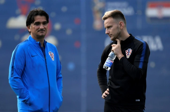 Le sélectionneur croate Zlatko Dalic avec le milieu de terrain Ivan Rakitic, lors d'un entraînement le 17 juin 2018 à Saint-Pétersburg