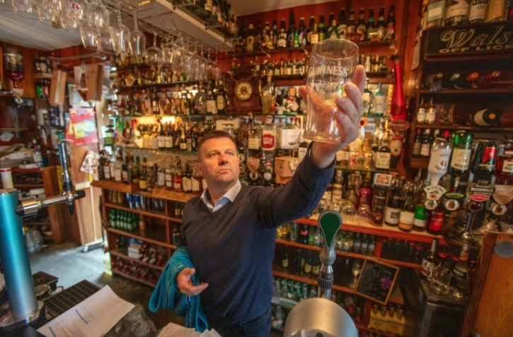 Le gérant du pub "Walsh's bar" Joe Sheridan, dans son établissement à Dunmore, dans l'ouest de l'Irlande, le 3 septembre 2020