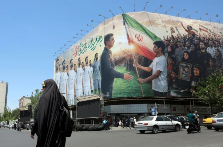 Une affiche géante soutenant l'équipe de football iranienne pour la prochaine Coupe du monde 2026, place Enghelab à Téhéran, le 18 mai 2026