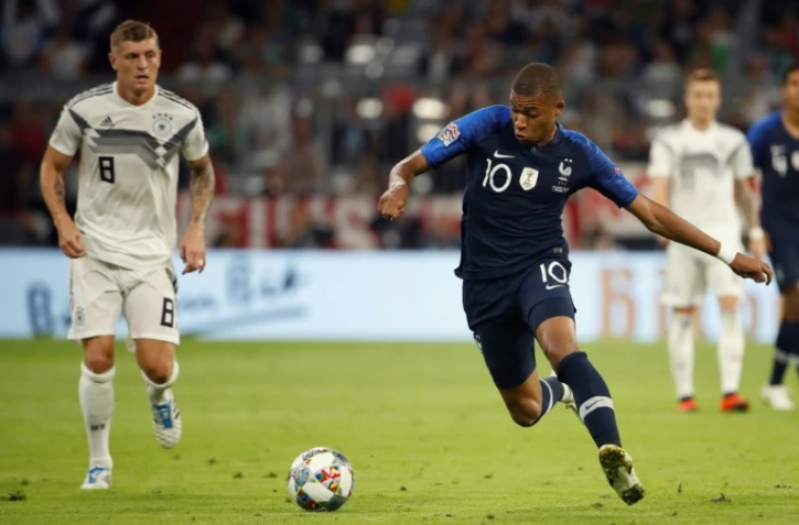 Le milieu des Bleus Kylian Mbappé (d) face à l'Allemagne en Ligue des nations, le 6 septembre 2018 à Munich