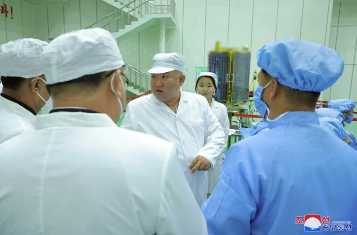 Le dirigeant nord-coréen Kim Jong Un et sa fille visitent un atelier où est préparé ce qui est présenté comme un satellite militaire, le 16 mai 2023 en un lieu inconnu