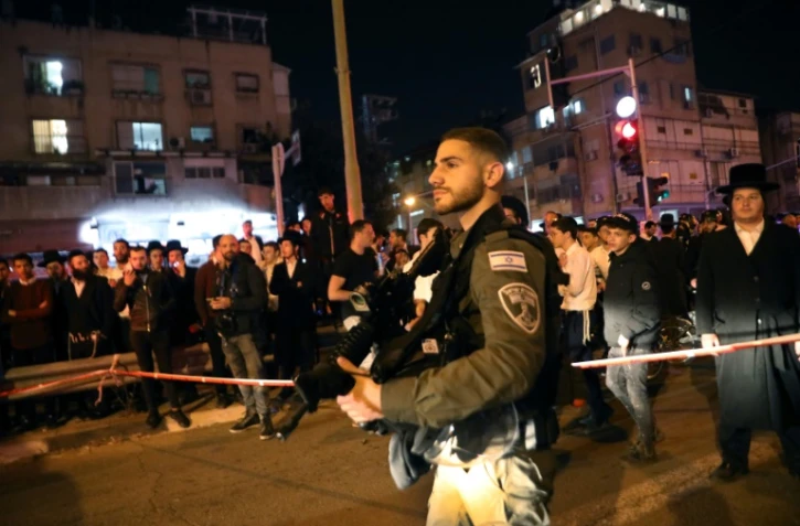 Les forces de sécurité israéliennes sur le lieu d'une fusillade meurtrière à Bnei Brak près de Tel-Aviv, le 29 mars 2022