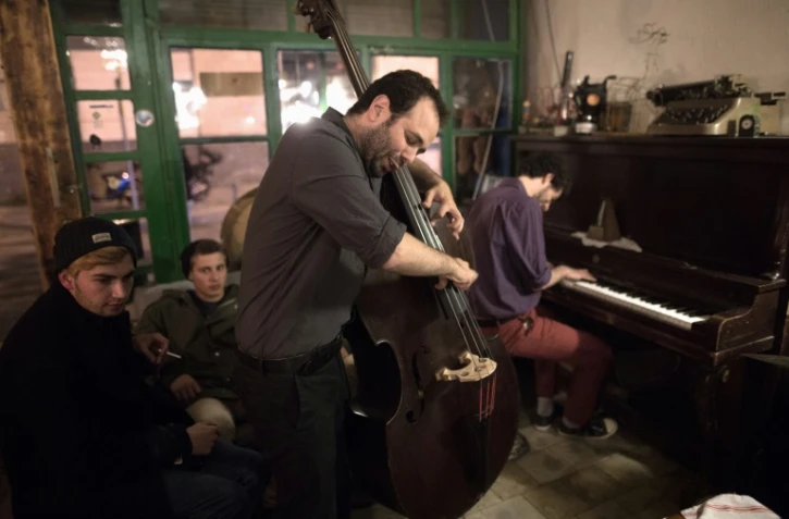 Des musiciens membres du trio "Ehud Ettun", Daniel Schwarzwald au piano, et Ehud Ettun à la basse, jouent pendant un concert de jazz à Jérusalem, le 12 avril 2016 
