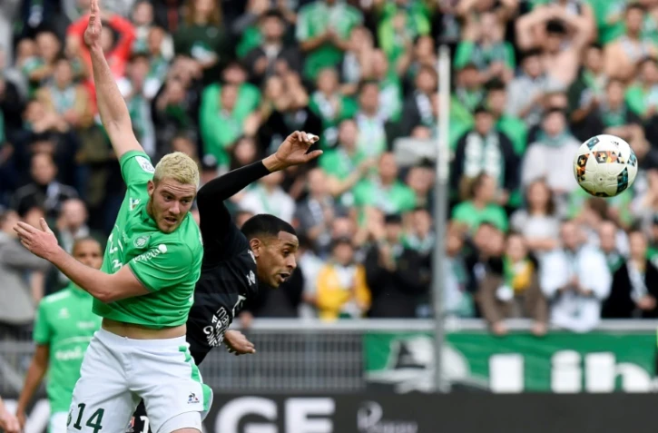 L'attaquant de Caen Ronny Rodelin, buteur face à Saint-Etienne, à la lutte avec le défenseur Jordan Veretout à Geoffroy-Guichard, le 26 février 2017