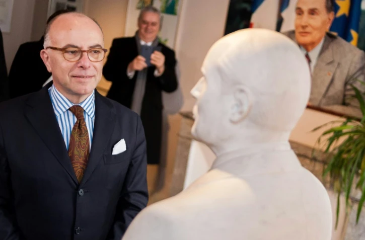 Le Premier ministre Bernard Cazeneuve face à un buste de François Mitterrand, le 8 janvier 2017 à Jarnac, en Charente