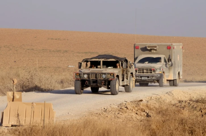 Des véhicules militaires israéliens circulent le long de la frontière sud d'Israël avec la bande de Gaza, le 13 juin 2024
