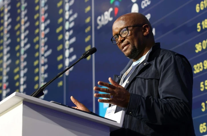 Le président de la Commission électorale indépendante (CEI), Mosotho Moepya, lors d'une conférence de presse au Gallagher Convention Centre à Midrand, au nord de Johannesburg, le 1er juin 2024 en Afrique du Sud