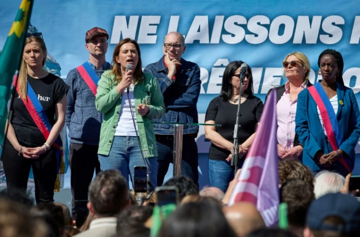 Marine Tondelier (c) lors d'un rassemblement de son parti à Paris le 6 avril 2025
