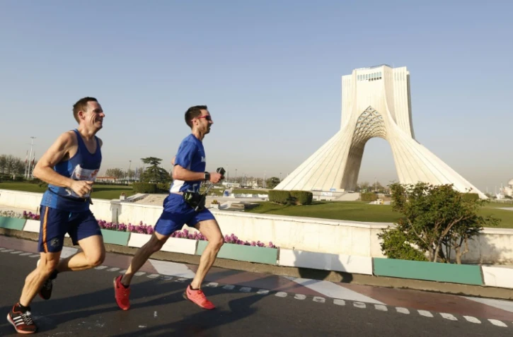 Des coureurs participent au premier marathon international à Téhéran, en Iran, le 7 avril 2017