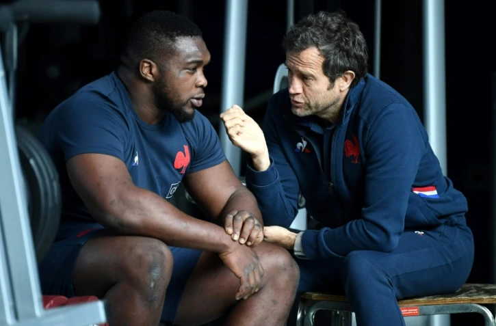 Le pilier Demba Bamba en discussion avec le sélectionneur du XV de France Fabien Galthié, le 3 mars 2020 à Marcoussis