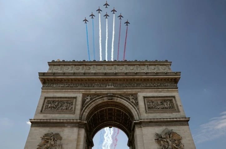 La Patrouille de France (PAF pour Patrouille acrobatique de France) survole l'Arc de Triomphe, à Paris, le 9 juillet 2025, lors d'une répétition du défilé annuel du 14 juillet