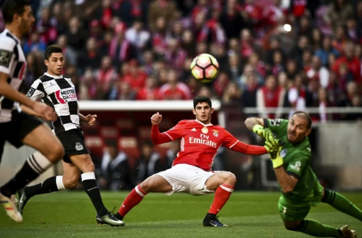 le jeune attaquant du Benfica Lisbonne Goncalo Guedes (c) inscrit un but face à Boavista, le 14 janvier 2017 à Lisbonne